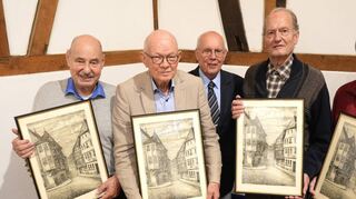 Gründungsmitglieder: Bei der Feier zum 50-jährigen Bestehen des Museumsvereins Bensheim wurden Männer der ersten Stunde mit einer Lithografie für ihr Engagement geehrt. Unser Bild zeigt (v.li.) Rudolf Schmitt, Kurt Knapp, Vorsitzenden Klaus H. Jöckel, Dieter Emrich und Walter Schebek.