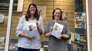Vertreterinnen der Buchhandlung Schlapp mit dem neuen Buch der Geschichtswerkstatt Geschwister Scholl.