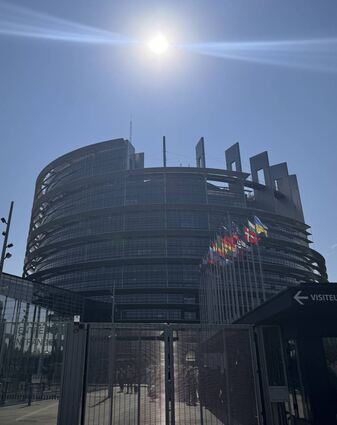 Das Europäische Parlament (l.) ist das einzige direkt gewählte Organ der Europäischen Union. Es hat seinen Sitz in Straßburg. Die französische Stadt zeichnet sich durch enge Gassen und Fachwerkhäuser aus.