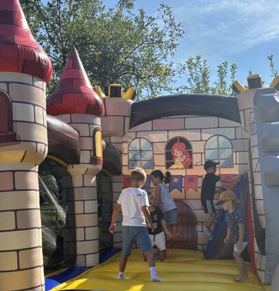 Den ganzen Tag über war die Hüpfburg in Form einer richtigen Burg gut belegt und lud die Kinder ein, sich auf ihr auszutoben.
