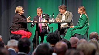 Moderatorin Bettina Eschbacher (v.l.) diskutiert mit Wolfgang Grupp, Rüdiger Maas und Yaël Meier über die Erwartungen der Generation Z an die Arbeitswelt.