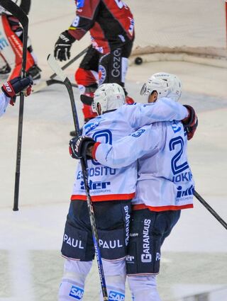 Der Mannheimer Siegerjubel: Luke Esposito (l.) bereitete vor, Jyrki Jokipakka netzte ein.