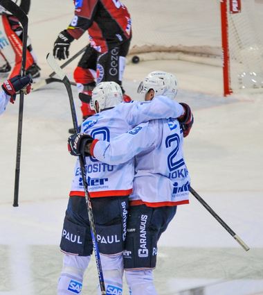 Der Mannheimer Siegerjubel: Luke Esposito (l.) bereitete vor, Jyrki Jokipakka netzte ein.