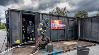 Zum zweiten Mal stellten sich 48 Brandschützer aus den Bensheimer Feuerwehren an drei Tagen der enormen Herausforderung einer „Heißausbildung“ im bis zu 450 Grad heißen Brandcontainer.