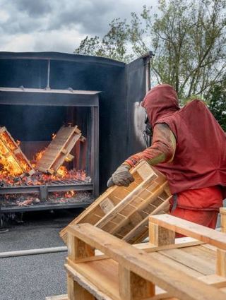 Mit 160 Holzpaletten wurde der Brand-container befeuert.