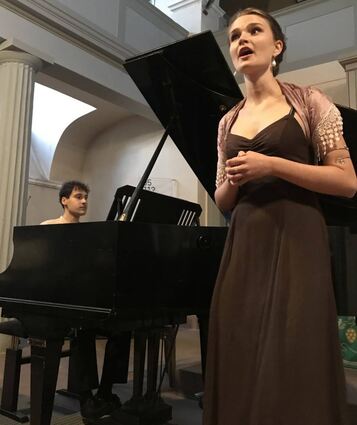 Sopranistin Emma Kindinger und Pianist Alexandro Agopyan bei ihrem Konzert „Blütenstaub“ in der evangelischen Kirche in Lindenfels.