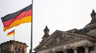 Die deutsche Flagge weht vor dem Reichstagsgebäude.