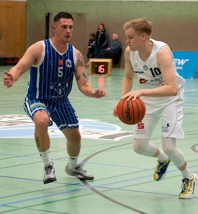 Dem VfL Bensheim (am Ball Julius Kraus) stellte sich im ersten Saisonspiel Mitauf-steiger Möhringen in den Weg – und nahm die Punkte mit nach Haus.