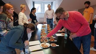 Im Konferenzraum im Medienhaus wurde fleißig getestet - und zwischendurch mit Wasser neutralisiert.