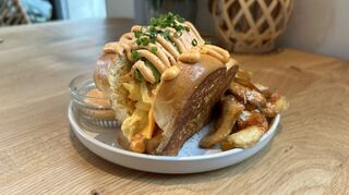 Das gehypte Egg Drop Sandwich besteht aus Brioche, Rührei, Cheddar und einer Soße.