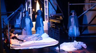 „Spuk in der Obergasse“ bietet Geister der Vergangenheit, Gespenstergeschichten und menschliche Dramen.