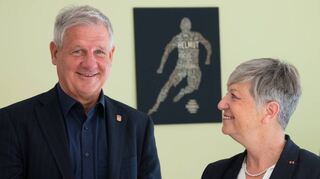 Bensheims Bürgermeisterin Christine Klein überreichte im Namen des hessischen Innenministers die Ehrenurkunde an Bürgermeister Helmut Glanzner.