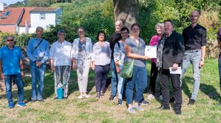 Kirchenvorsteherin Sophie Breitfeld (vorne li.) nahm kürzlich den Förderbescheid aus den Händen des Kreisbeigeordneten Matthias Schimpf entgegen.
