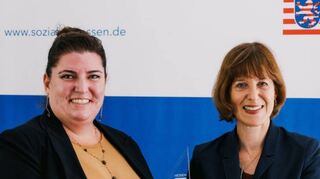 Katharina Becker (li.) bekam von Sozialministerin Heike Hofmann (re.) für ihr soziales Engagement eine Skulptur und 1000 Euro für den Verein überreicht.