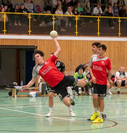 Lennart Würsching kommt für die HSG Bensheim/Auerbach gegen die MSG Lorsch/Einhausen frei zum Wurf; morgen gilt’s im nächsten Derby beim SV Erbach.