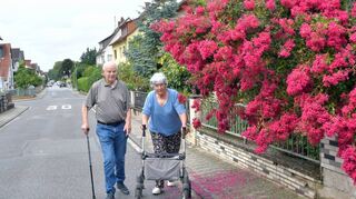 Gerda und Alfred Ensinger zeigen die Tücken auf dem Weg von der Lessingstraße zum Bahnhof auf. Fehlende Absenkung, Löcher im Asphalt, Überhänge von Pflanzen und Bürgersteige mit Schräge sind für Rollatornutzer ein Problem. An der Bushaltestelle in der Uhlandstraße würde sich Gerda Ensinger wünschen, dass der Stadtbus näher an die Bordsteinkante fährt.