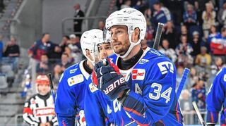 Mannheims Tom Kühnhackl fährt hier zur Bank, um sich die Glückwünsche zu seinem Treffer zum zwischenzeitlichen 3:2 von seinen Teamkollegen abzuholen. Es war das erste Saisontor des Flügelstürmers.