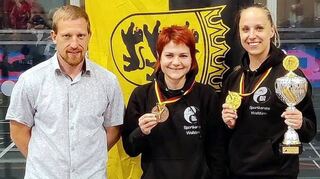 Das Bild zeigt von links drei aktiven Teilnehmer des Vereins Sportkarate Walldürn bei der Deutschen Meisterschaft der Masterklasse des Deutschen Karateverbandes (DKV): Philipp Zver, Larissa Mackert und Rebecca Niggl.