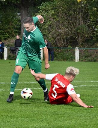 Im Duell mit dem Fehlheimer Egson Gashi ist Tim Hohnhäuser zu Boden gegangen; am Ende war er aber im Derby mit der TSV Auerbach obenauf.
