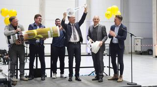 Sanner-Geschäftsführer Hans-Willem van Vliet (3.v.r.) nimmt den symbolischen Schlüssel für den neuen Produktionsstandort im Stubenwald entgegen.