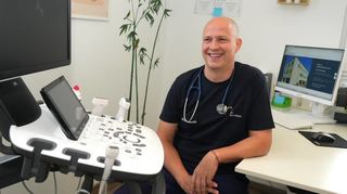 Dr. Mark Servatius betont, dass er sehr gerne Kinderarzt ist, aber bei einigen politischen Entscheidungen vergeht ihm auch mal das Lachen.