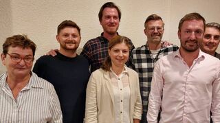 Das neue Führungsgremium des SC Rodau, eingerahmt von der bisherigen Vorsitzenden Ute Müller (l.) und Stadtverordnetenvorsteher Andreas Kovar (r.). Dazwischen v. l. Martin John (Finanzen), Miriam Gärtner (Kommunikation), Geschäftsführer Mario Franz, Geschäftsführer Jan Gellert und Christian Müller (Administration).