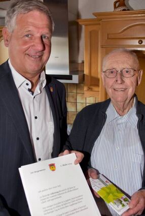 Helmut Glanzner überbrachte Urkunden und ein Geschenk.