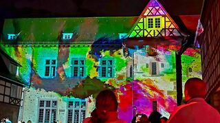 Beim Heppening wurde nicht nur für Ohren was geboten. Auch die Licht-Installationen an verschiedenen Orten – wie hier im Kurmainzer Amtshof – begeisterten die Besucher.