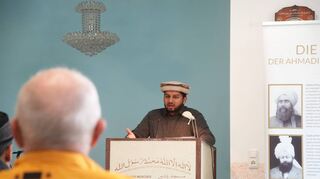 Gut besucht war der Tag der offenen Moschee der Bensheimer Ahmadiyya-Gemeinde. Bei zwei Vorträgen – im Bild Imam Murtaza Mannan – wurde über die Grundsätze des Islams informiert.