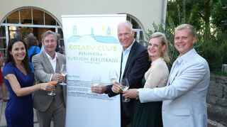 Der Rotary-Club Bensheim/Südliche Bergstraße wird auch in Zukunft durch gemeinschaftliches Engagement positiv in die Gesellschaft wirken. Unser Bild zeigt die Vorstandsmitglieder (v.li.) Larissa Lima, Christian Ebert, Präsident Thomas Fichtl, Elisa Bartels und Simon Hensel bei der Jubiläumsfeier.