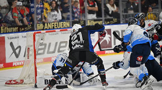 Kris Bennett Adler Mannheim #21 vs Devin Williams ERC Ingolstadt Nr.31 beim Spiel in der Penny DEL, Adler Mannheim (dunkel) - ERC Ingolstadt (hell).
