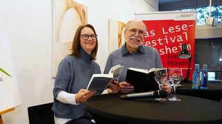 Bei der Kriminacht im Rahmen des 22. Bensheimer Lesefestivals stellten Corinna Kastner und Ralf Langroth ihre neuen Bücher vor.