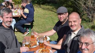 Bei Haxen, Würsten, Bayrisch Kraut und kühlen Getränken ließ es sich bei Musik und in fröhlicher Gesellschaft gut feiern.