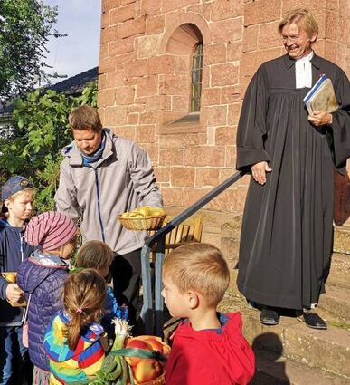 Kinder brachten zahlreiche Erntegaben mit.