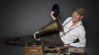 Jo van nelsen liest und singt unter dem Motto "Kabarett im KZ"