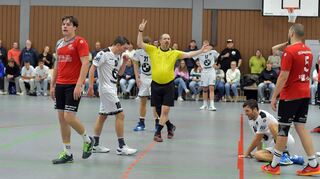 Die HSG Bensheim/Auerbach kritisierte, dass das Derby in Erbach von nur einem Schiedsrichter gepfiffen wurde; hier verhängt er gleich gegen zwei Gästespieler (in den roten Trikots) Zeitstrafen.