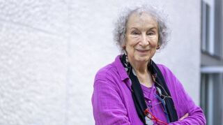 Die Schriftstellerin Margaret Atwood präsentiert mit „Hier kommen wir nicht lebend raus“ neue Kurzgeschichten.