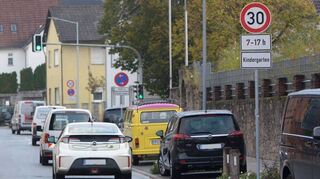 Seit 2022 dürfen in Höhe der Evangelischen Kindertagesstätte nur noch 30 statt 50 km/h gefahren werden. Dieses Tempolimit sollte laut der SPD ab der Wiesenpromenade bis zum Kreisverkehr beim Rewe im Süden ausgeweitet werden.