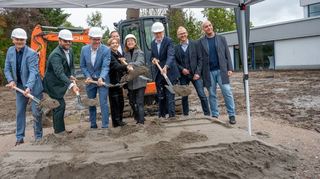 Obligatorischer Spatenstich für das neue MINT-Zentrum in Nachbarschaft der Geschwister-Scholl-Schule.