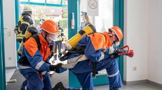 Im Vorfeld der Inspektionsübung der Hochstädter Feuerwehr zeigte auch die Jugendwehr mit Rauchsimulationsbrillen ihr Können.