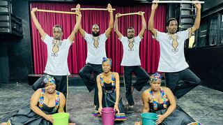Künstlerinnen und Künstler aus Südafrika führen gemeinsam mit dem Heidelberger Chor Imbongi das Musical „Iqhude“ im Parktheater auf.
