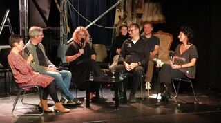 Christel Dasbach (li.) und Ellen Schmeidel-Bodemann (re.), die Hosts des Zwingenberger Podcasts, hatten Gäste der Reihe zu einer Liveaufzeichnung in den Gewölbekeller des Alten Amtsgerichts eingeladen.