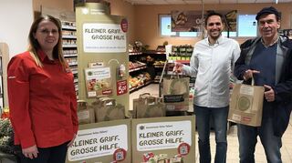 Filialleiterin Saskia Böhm-Fritz und Erster Stadtrat Maximilian Klössmit Michael Höly, der eine Tafeltüte gekauft hat. Die Aktion im Lindenfelser Supermarkt unterstützt die Tafel in Rimbach.
