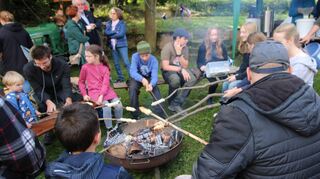 Stockbrot backen kam bei den Gästen auch deshalb gut an, weil es am Feuer gemütlich warm war.