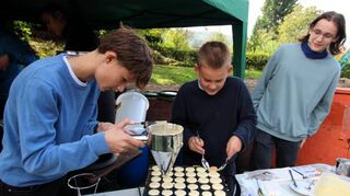 Interessiert schaute Julian Springer (rechts) den beiden Poffertjes-Bäckern Liam Hiller (Mitte) und Jonathan Müller zu.