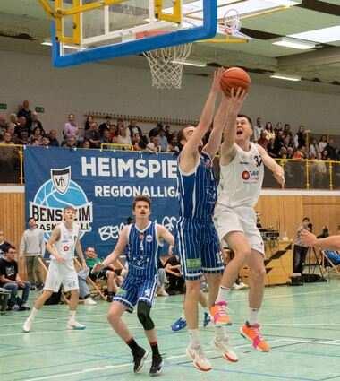 Der VfL Bensheim kann vorerst keine Heimspiele in der AKG-Halle austragen (im weißen Trikot beim Wurf: Jan Tschakaloff beim Saisonauftakt).