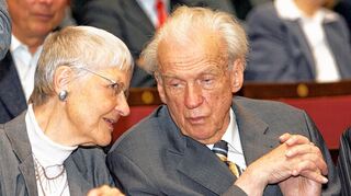 <p>Bild aus besseren Zeiten: Walter Jens mit seiner Frau Inge 2007.</p>