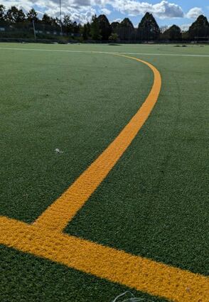 Der Schein trügt: Der neue Kunstrasen im Sportpark West ist noch nicht fertig; er ist noch nicht für den Trainings- und Spielbetrieb abgenommen.