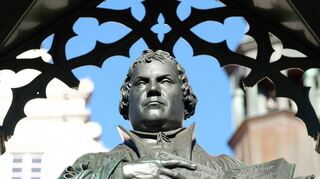 Sowohl die evangelische Kirche – links ein Denkmal Martin Luthers – als auch die muslimische Ahmadiyya-Gemeinde sind aus Reformbewegungen heraus entstanden. Schüler der GSS wollten wissen, ob und welche Gemeinsamkeiten es gibt.