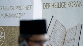 Ein Mann telefoniert auf seinem Smartphone in der Ausstellung in der Sami Moschee der Religionsgemeinschaft Ahmadiyya Muslim Jamaat. +++ dpa-Bildfunk +++